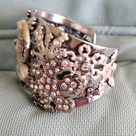 🌨️ KIRK'S FOLLY WINTER ANGEL BRACELET 🌨️ - Picture 2 of 7